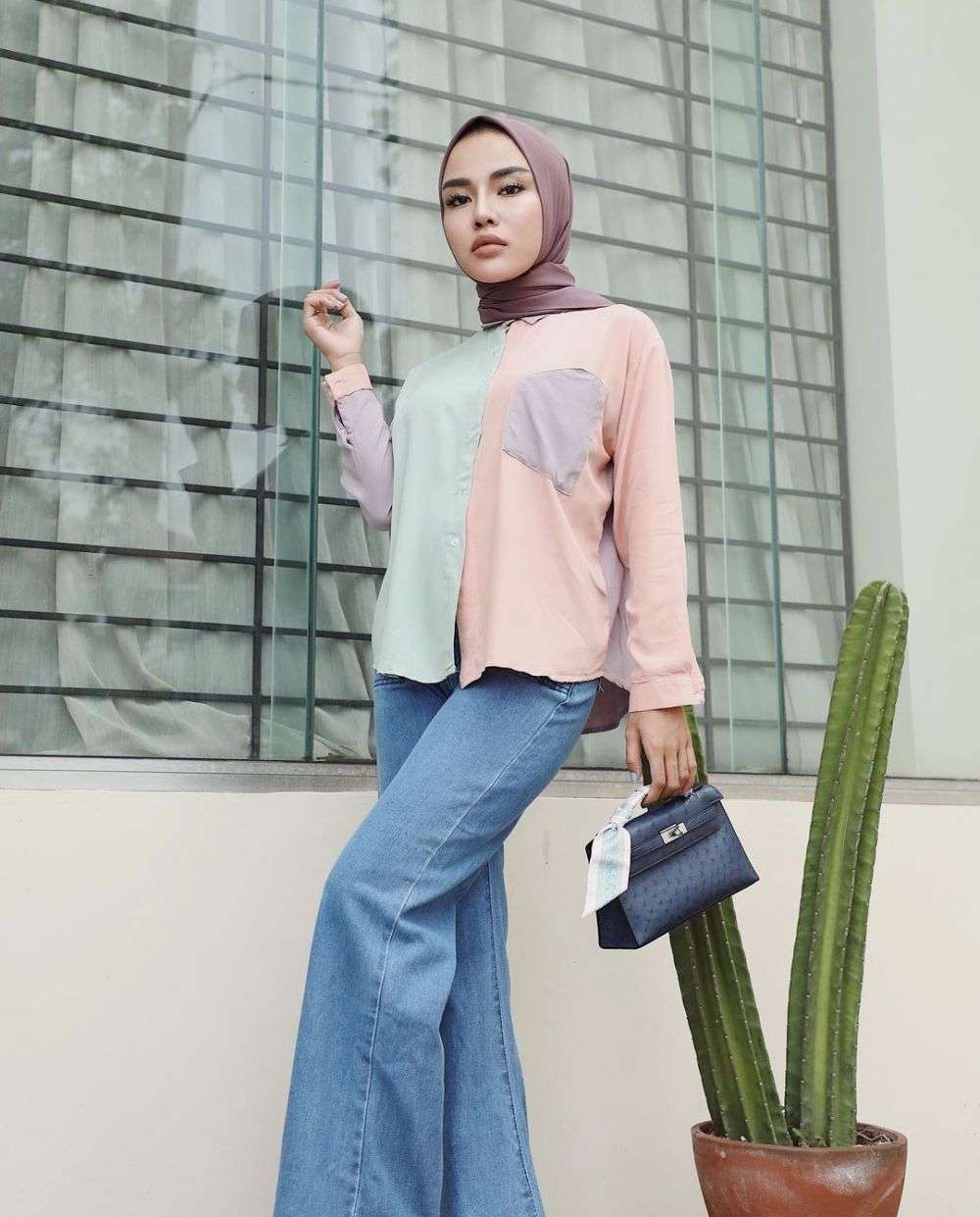 8 Foto Gaya Hijab Medina Zein dari Masa ke Masa, Pangling Abis