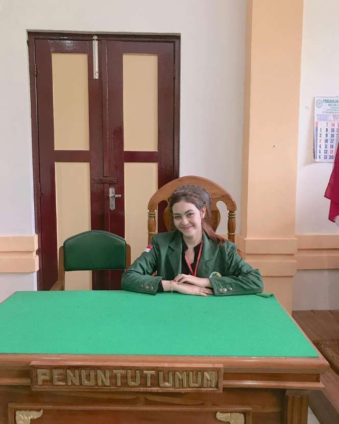 Dulu Ngaku Anak Jenderal, 8 Potret Sonya Depari Sarjana Hukum