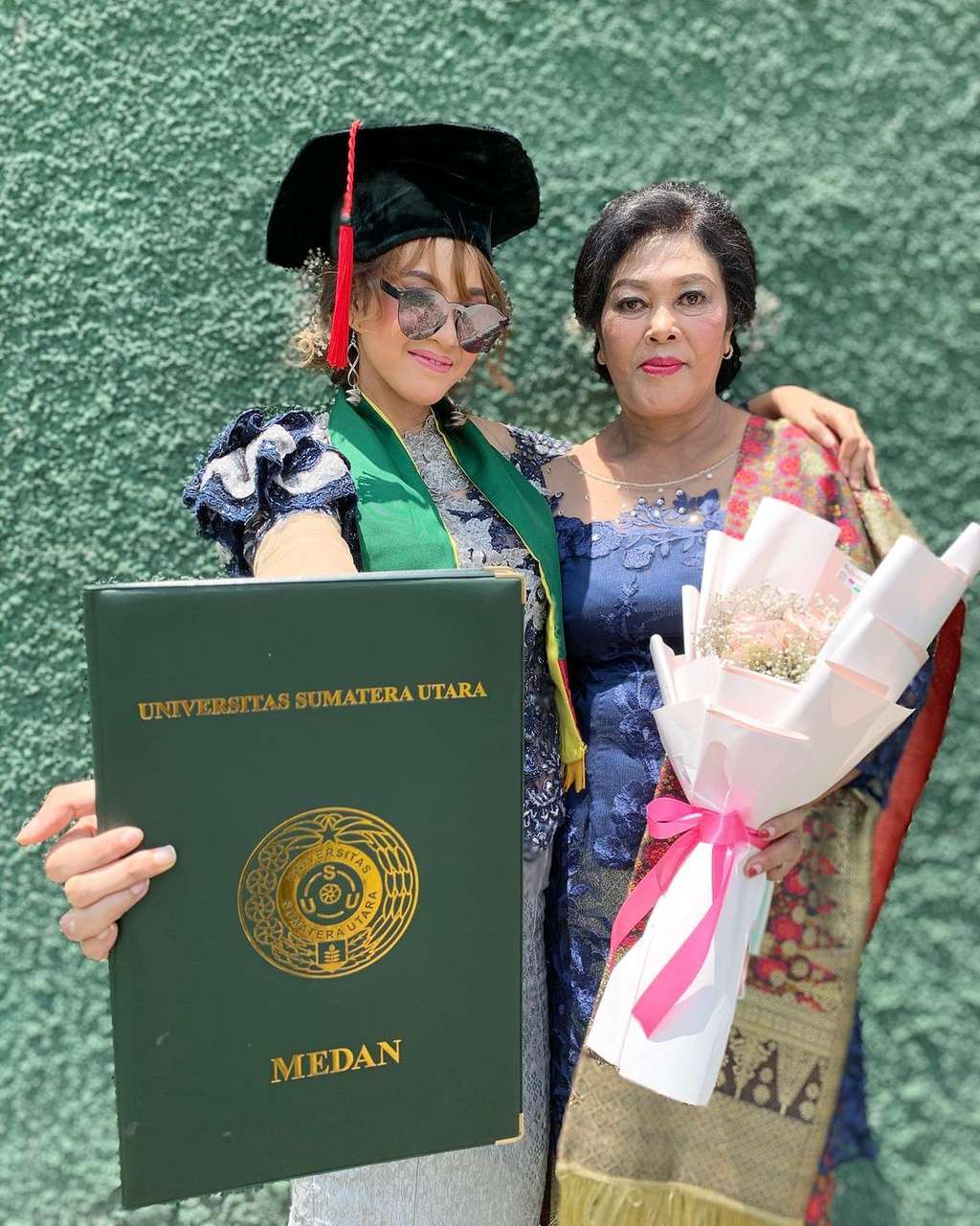 Dulu Ngaku Anak Jenderal, 8 Potret Sonya Depari Sarjana Hukum