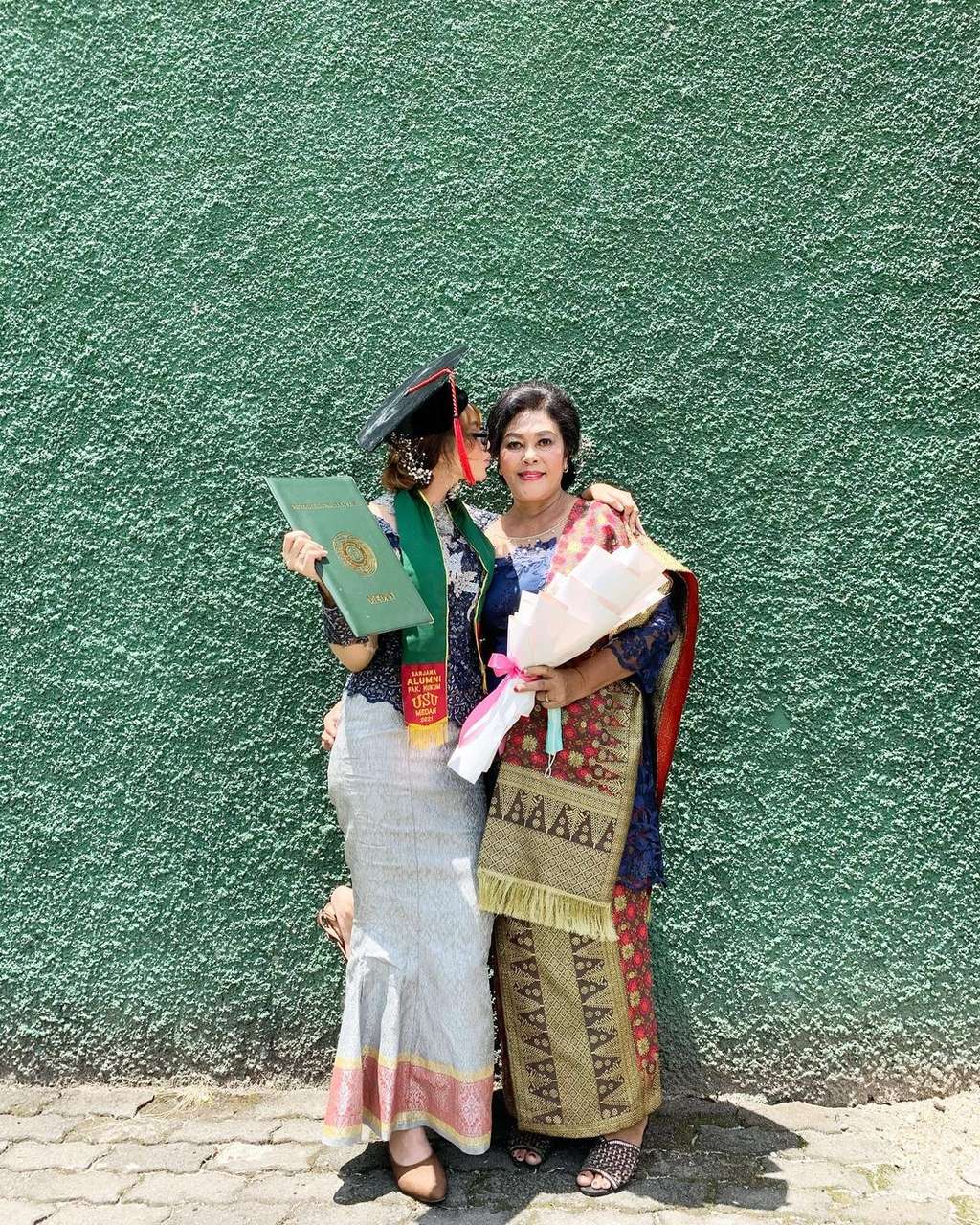 Dulu Ngaku Anak Jenderal, 8 Potret Sonya Depari Sarjana Hukum