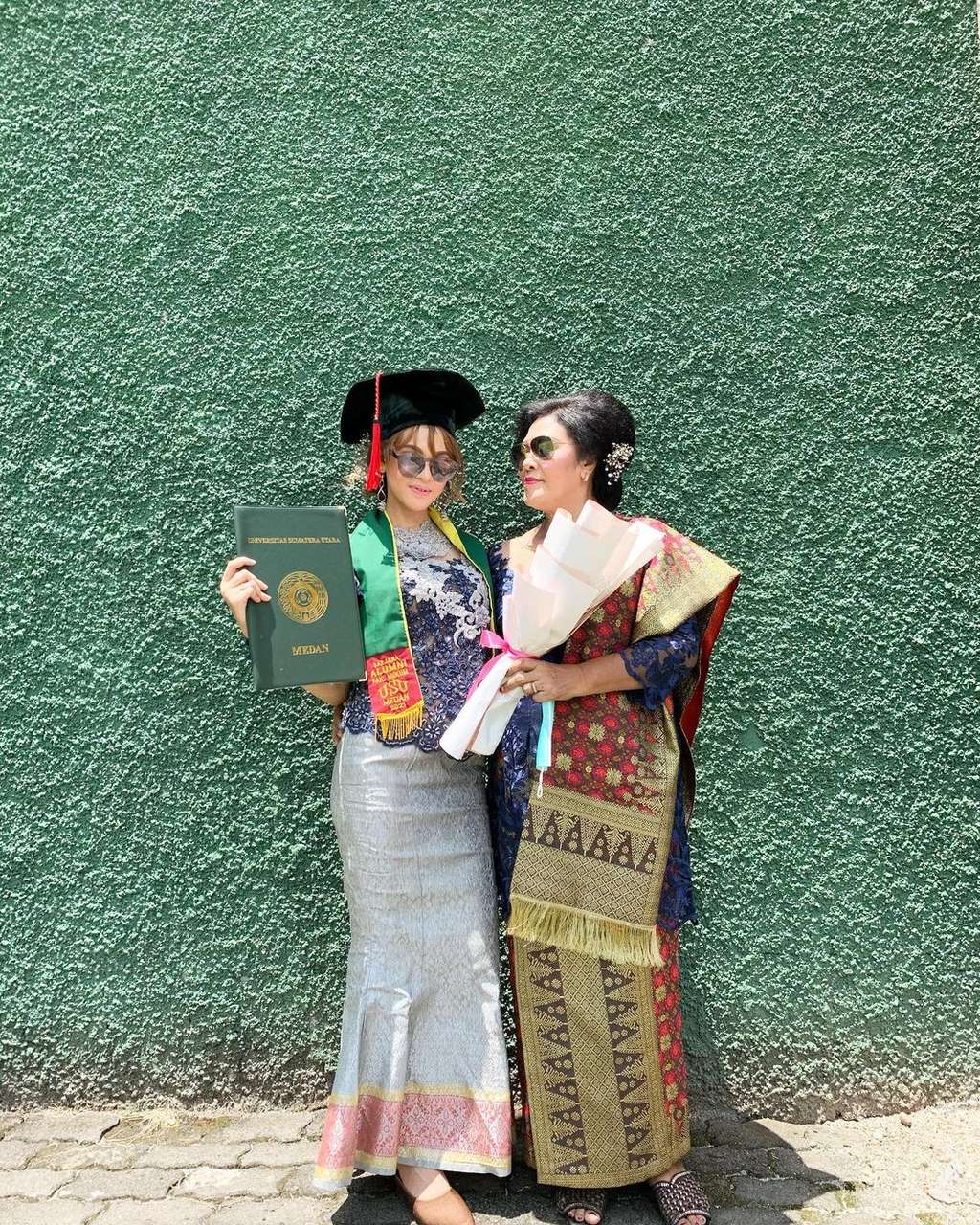 Dulu Ngaku Anak Jenderal, 8 Potret Sonya Depari Sarjana Hukum