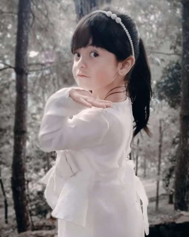 8 Foto Imut Fara Shakila Raih Penghargaan Pemeran Anak Favorit