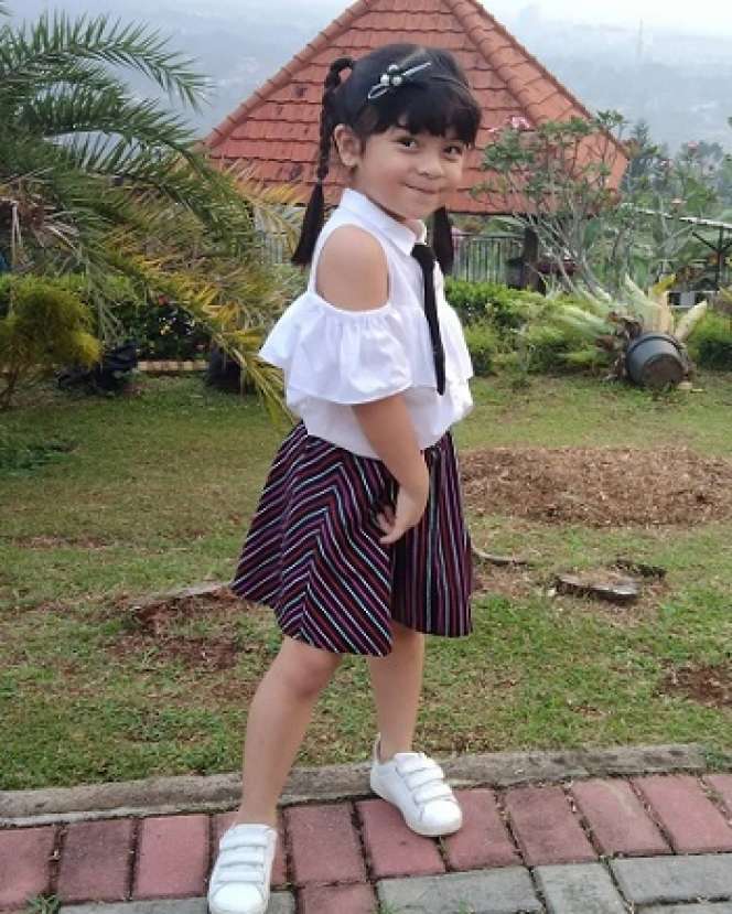 8 Foto Imut Fara Shakila Raih Penghargaan Pemeran Anak Favorit