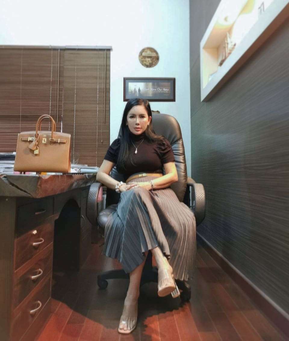 10 Foto Sosok Sosialita Surabaya Tagih Utang Rp1 M Medina Zein