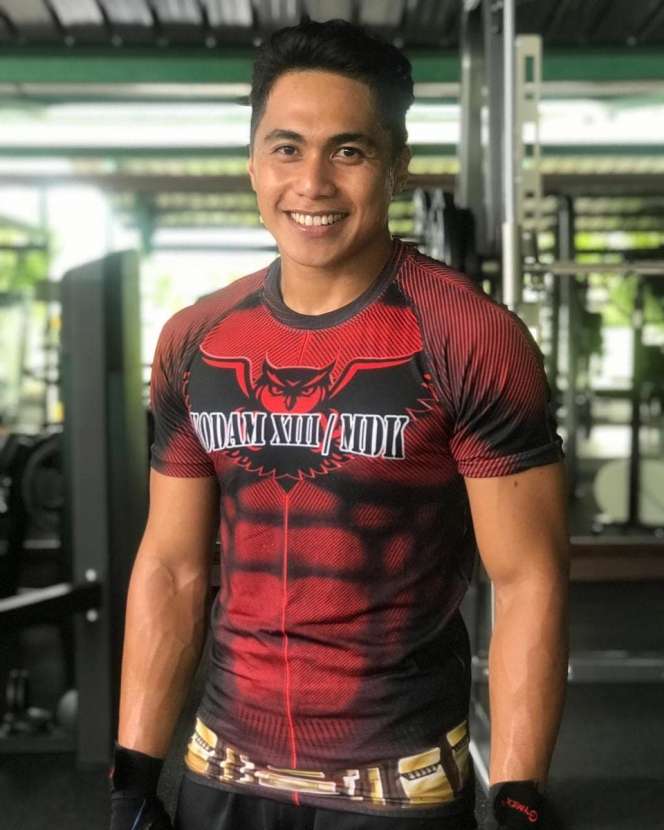 8 Potret Aprilio Manganang Pamer Tubuh Kekar dan Perut Sixpack