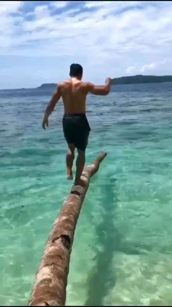8 Potret Aprilio Manganang Pamer Tubuh Kekar dan Perut Sixpack
