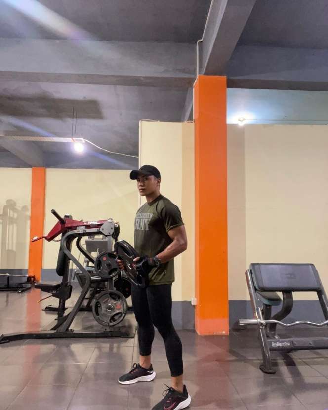 8 Potret Aprilio Manganang Pamer Tubuh Kekar dan Perut Sixpack