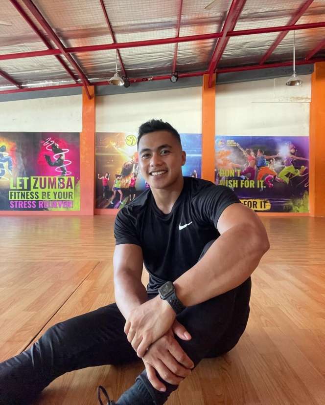 8 Potret Aprilio Manganang Pamer Tubuh Kekar dan Perut Sixpack