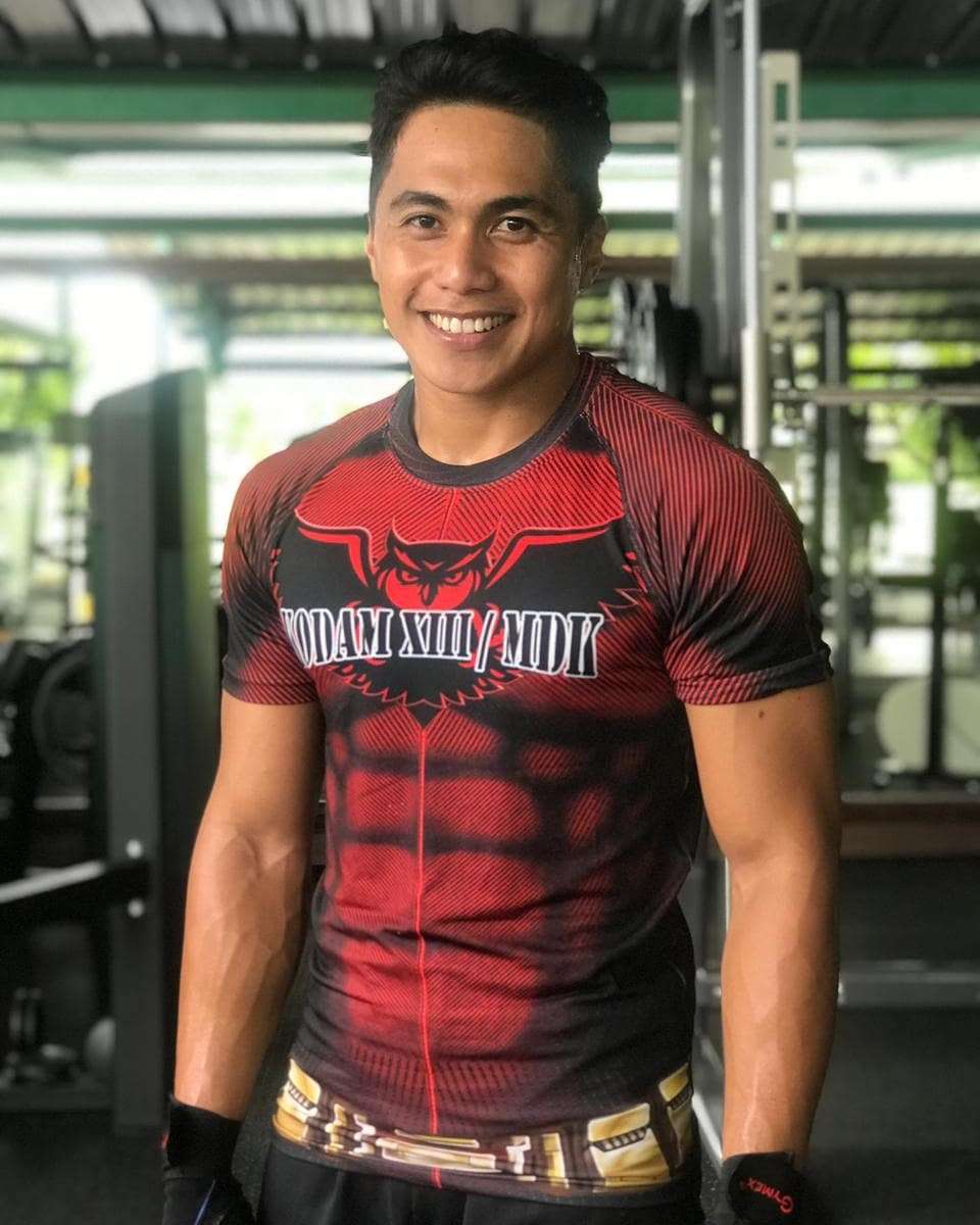 8 Potret Aprilio Manganang Pamer Tubuh Kekar dan Perut Sixpack