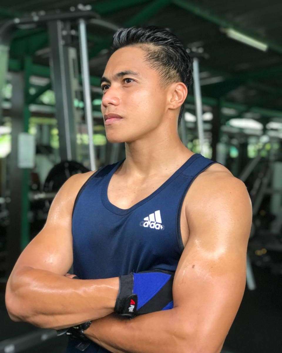 8 Potret Aprilio Manganang Pamer Tubuh Kekar dan Perut Sixpack