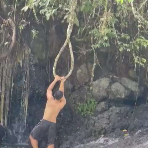 8 Potret Aprilio Manganang Pamer Tubuh Kekar dan Perut Sixpack