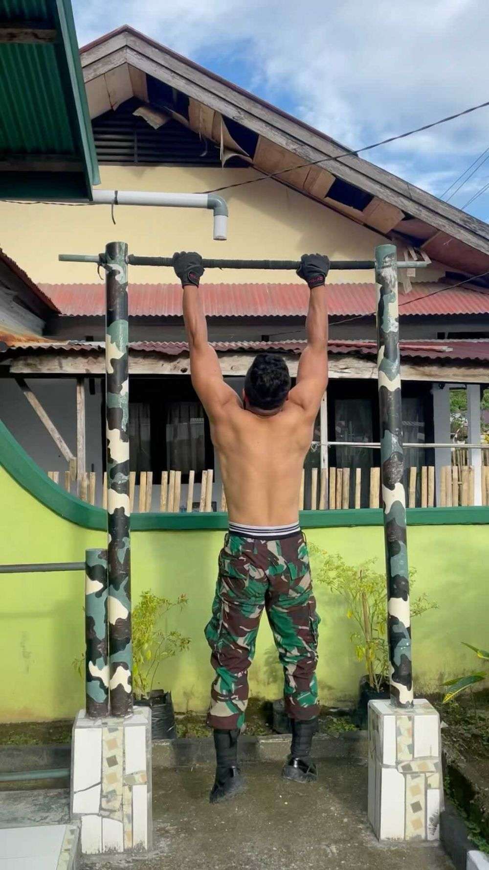 8 Potret Aprilio Manganang Pamer Tubuh Kekar dan Perut Sixpack
