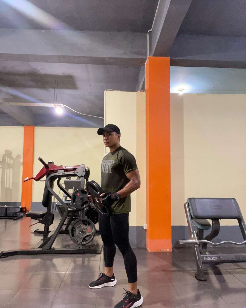 8 Potret Aprilio Manganang Pamer Tubuh Kekar dan Perut Sixpack
