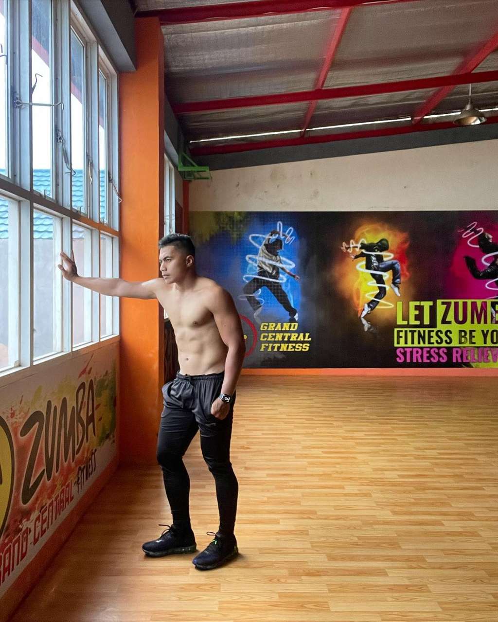 8 Potret Aprilio Manganang Pamer Tubuh Kekar dan Perut Sixpack