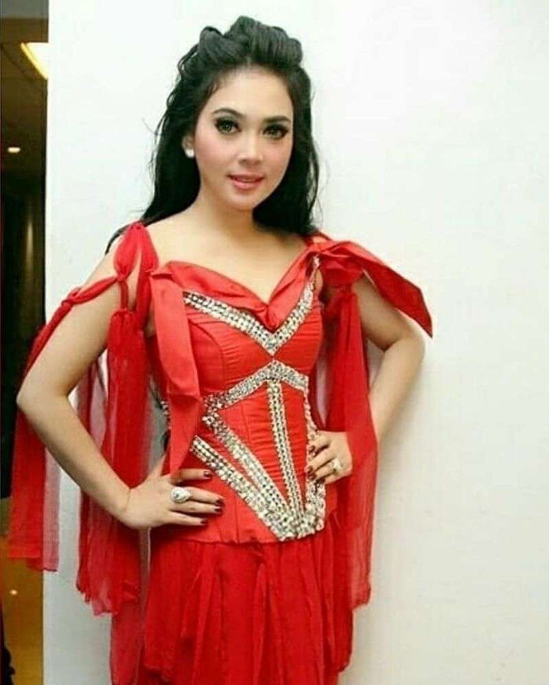 9 Foto Syahrini dari Masa ke Masa, Perubahannya Bikin Syok!