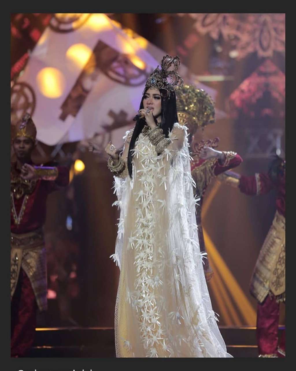 9 Foto Syahrini dari Masa ke Masa, Perubahannya Bikin Syok!