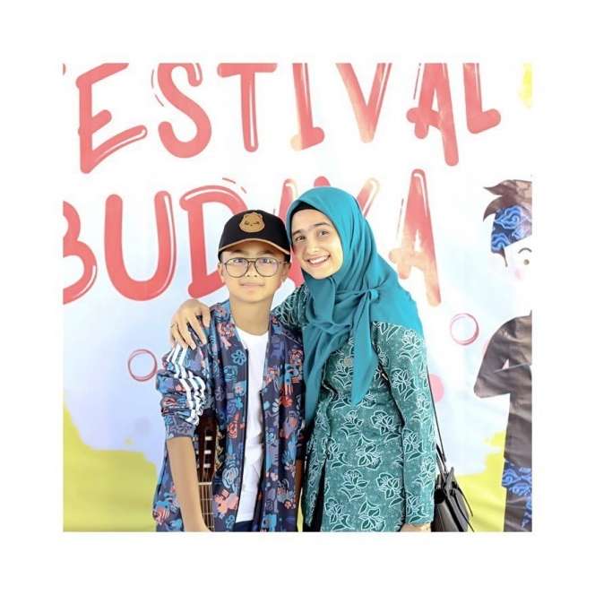 9 Potret Kedekatan Sonya Fatmala dengan Anak Sambungnya