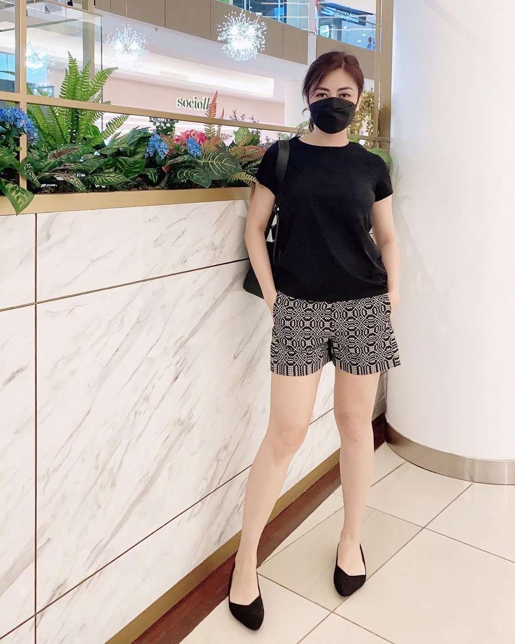 8 Gaya Sosialita Dhena, Istri Jonathan Frizzy yang Gugat Cerai