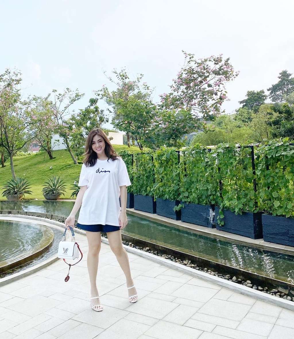 8 Gaya Sosialita Dhena, Istri Jonathan Frizzy yang Gugat Cerai