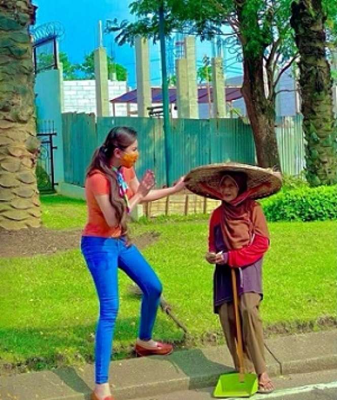 Gaya Merakyat Heni Tania Istri Perwira Polisi yang Bak Barbie