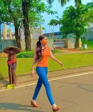 Gaya Merakyat Heni Tania Istri Perwira Polisi yang Bak Barbie