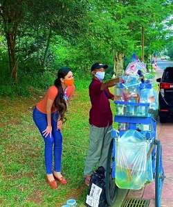Gaya Merakyat Heni Tania Istri Perwira Polisi yang Bak Barbie