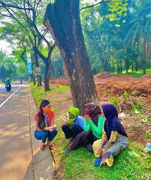 Gaya Merakyat Heni Tania Istri Perwira Polisi yang Bak Barbie