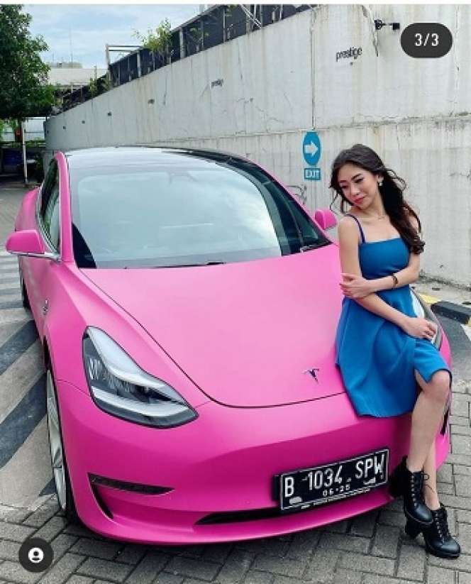 8 Potret Glamor Ayu Thalia Pelapor Anak Ahok Dekat Mobil Mewah