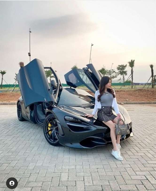 8 Potret Glamor Ayu Thalia Pelapor Anak Ahok Dekat Mobil Mewah