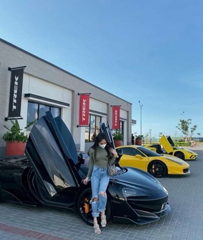 8 Potret Glamor Ayu Thalia Pelapor Anak Ahok Dekat Mobil Mewah