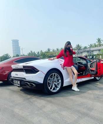 8 Potret Glamor Ayu Thalia Pelapor Anak Ahok Dekat Mobil Mewah