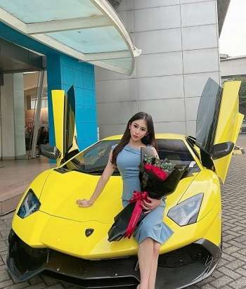 8 Potret Glamor Ayu Thalia Pelapor Anak Ahok Dekat Mobil Mewah