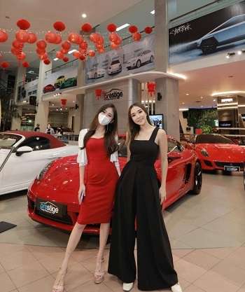 8 Potret Glamor Ayu Thalia Pelapor Anak Ahok Dekat Mobil Mewah