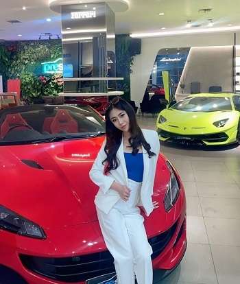 8 Potret Glamor Ayu Thalia Pelapor Anak Ahok Dekat Mobil Mewah