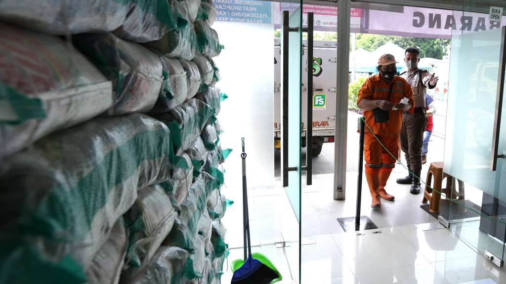 Belanja Sembako Rasa Gratis di Pasar Induk Beras Cipinang