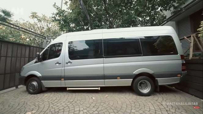 8 Foto Mewahnya Mobil Baru Aurel Hermansyah, Waw Ada Toiletnya
