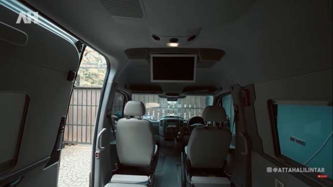 8 Foto Mewahnya Mobil Baru Aurel Hermansyah, Waw Ada Toiletnya