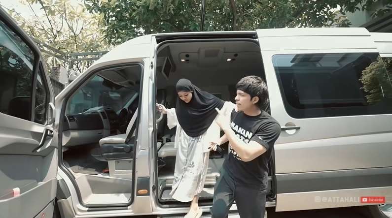 8 Foto Mewahnya Mobil Baru Aurel Hermansyah, Waw Ada Toiletnya