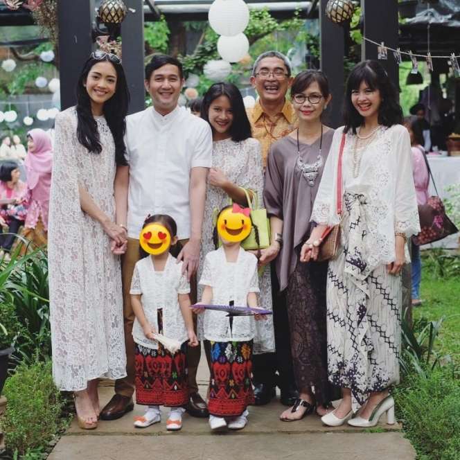 9 Gaya Ririn Dwi Ariyanti saat Kondangan, Modis Banget!