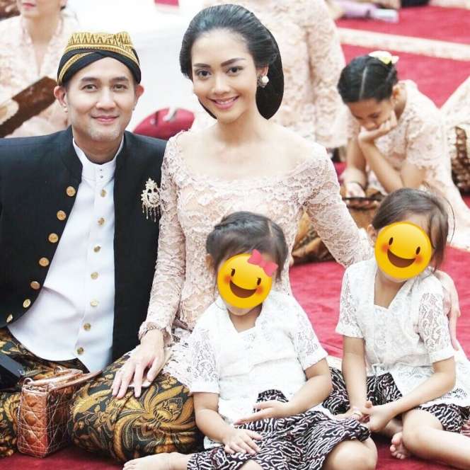 9 Gaya Ririn Dwi Ariyanti saat Kondangan, Modis Banget!