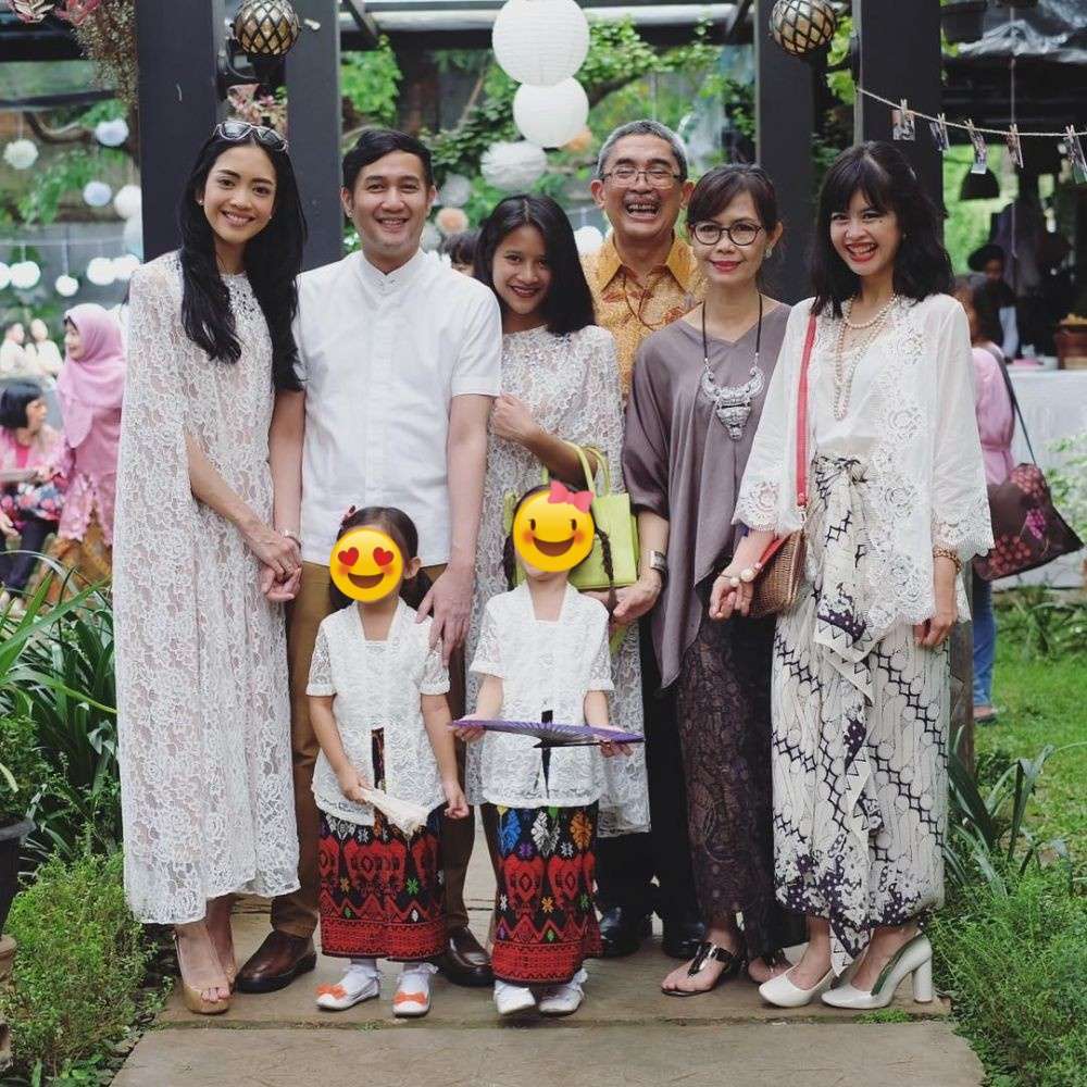 9 Gaya Ririn Dwi Ariyanti saat Kondangan, Modis Banget!