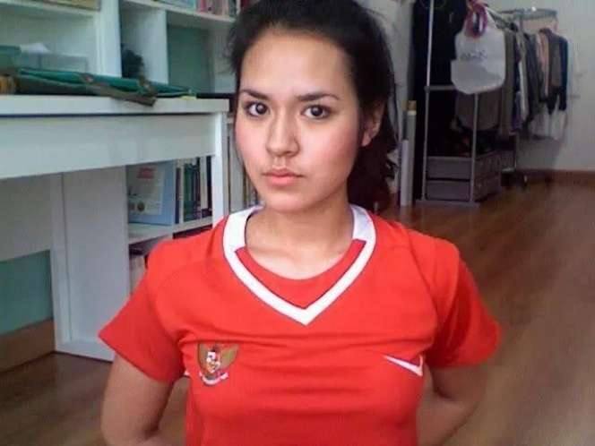 8 Adu Gaya Raisa VS Via Vallen Pakai Jersey Bola