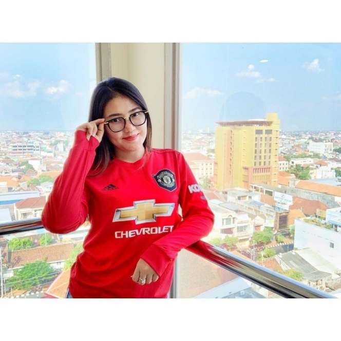8 Adu Gaya Raisa VS Via Vallen Pakai Jersey Bola