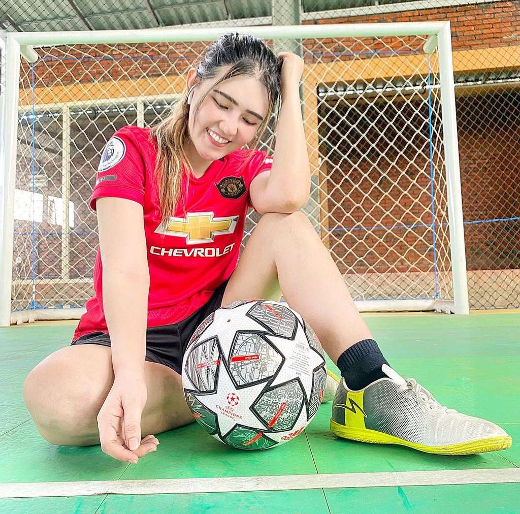 8 Adu Gaya Raisa VS Via Vallen Pakai Jersey Bola