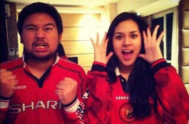 8 Adu Gaya Raisa VS Via Vallen Pakai Jersey Bola