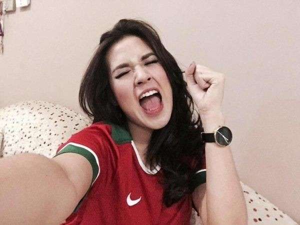 8 Adu Gaya Raisa VS Via Vallen Pakai Jersey Bola