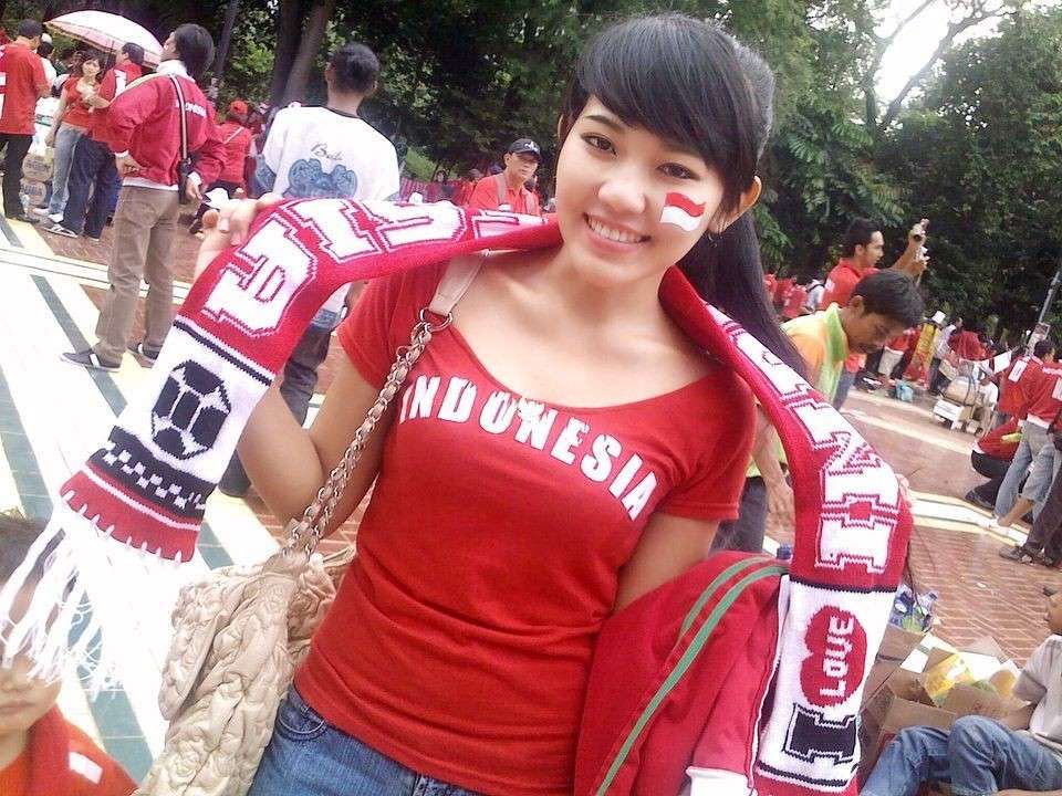 8 Adu Gaya Raisa VS Via Vallen Pakai Jersey Bola