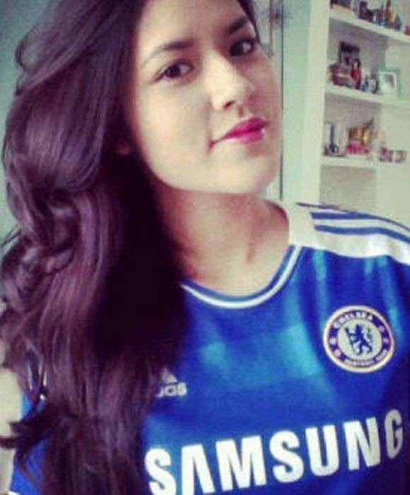 8 Adu Gaya Raisa VS Via Vallen Pakai Jersey Bola