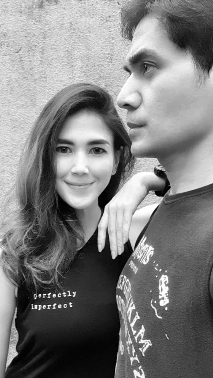 5 Potret Mesra Tyo Nugros dan Dee Adnan, Masih Betah Pacaran!