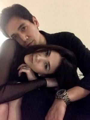5 Potret Mesra Tyo Nugros dan Dee Adnan, Masih Betah Pacaran!